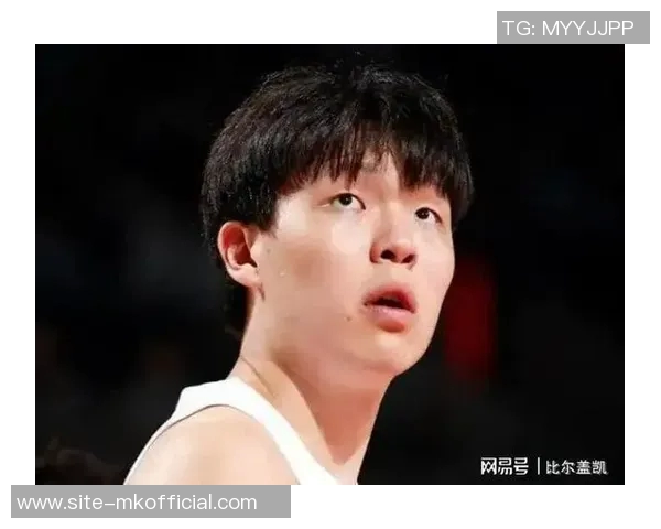 小杨激情泼水庆祝斯普利特首场胜利并获得比赛用球